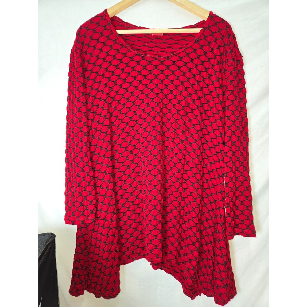 Tianello Asbury Blouse XL Red Black Textured Bubble Knit Asymmetrical Tunic Top